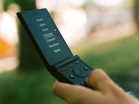 Distraction-Free Flip Phones Image 2