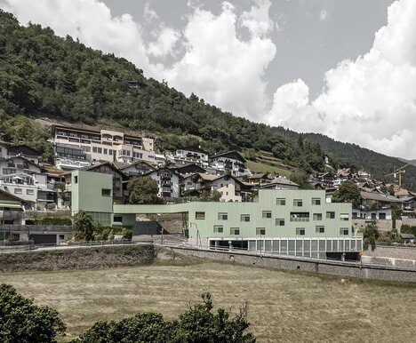 Monolithic Multifunctional Buildings