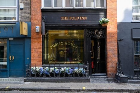 Foldable-Themed Pop-Up Pubs