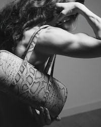 Sensual Handbag Campaigns Image 2