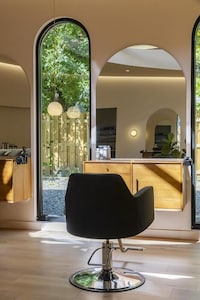 Light-Filled Contemporary Hair Salons Image 2