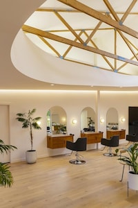 Light-Filled Contemporary Hair Salons Image 3
