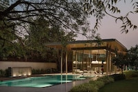 Stunningly Sculptural Poolside Buildings Image 2