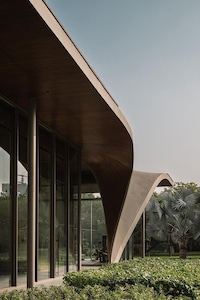 Stunningly Sculptural Poolside Buildings Image 3