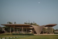 Stunningly Sculptural Poolside Buildings Image 4