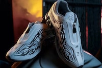 Flame-Accented Runner Shoes Image 3
