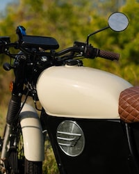 Electric Vintage-Inspired Motorcycles Image 3
