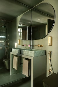 Lily Pad-Detailed Apartments Image 3
