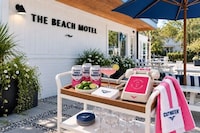 Cosmo-Inspired Motel Stays Image 1