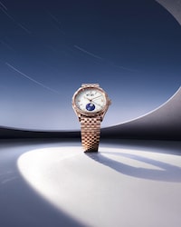 Instantaneous Calendar Timepiece Image 1