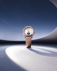 Instantaneous Calendar Timepiece Image 2