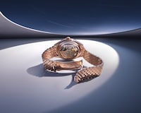Instantaneous Calendar Timepiece Image 3