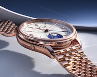 Instantaneous Calendar Timepiece Image 4
