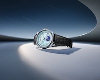 Instantaneous Calendar Timepiece Image 5