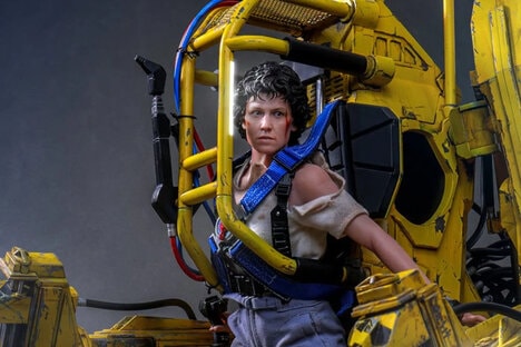 Screen-Scale Sixth-Scale Collectible Mechs