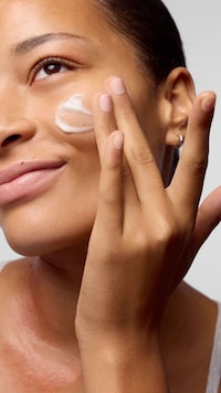 Sensitive Skin-Focused Repair Serums Image 2