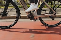 Compact Commuter E-Bike Motors Image 2