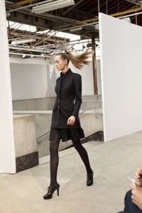 Understated Slick Fashion Image 7