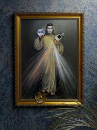 Tabloid Idolatry Image 6
