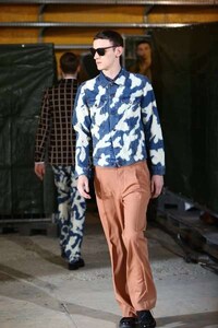 Skinhead-Inspired Fashion Image 4