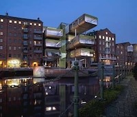 Piled-Up Pod Offices Image 2