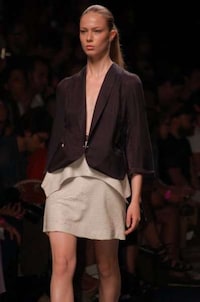 Shoulder-Baring Fashion Image 3