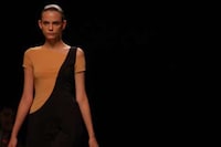 Shoulder-Baring Fashion Image 4