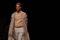 Shoulder-Baring Fashion Image 5
