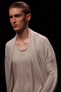 Shoulder-Baring Fashion Image 6