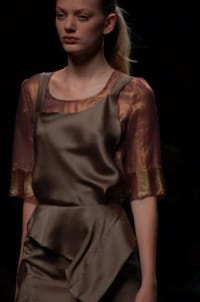 Shoulder-Baring Fashion Image 7