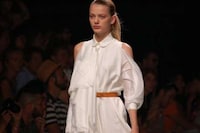 Shoulder-Baring Fashion Image 8