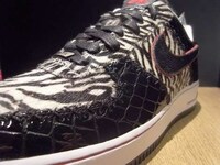 White Tiger Print Sneaks Image 4