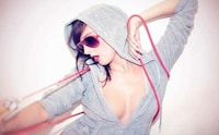 Risque Red-Lipped Photography Image 3