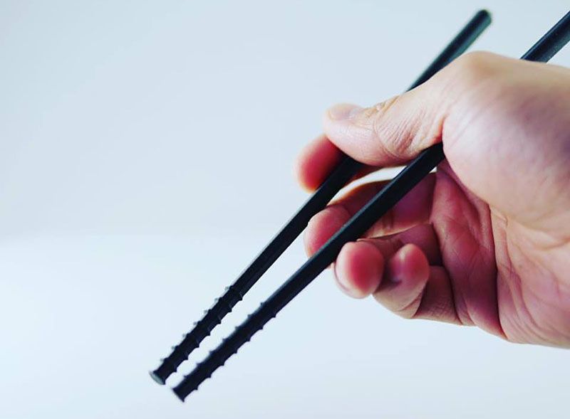 Easily Controlled Chopsticks