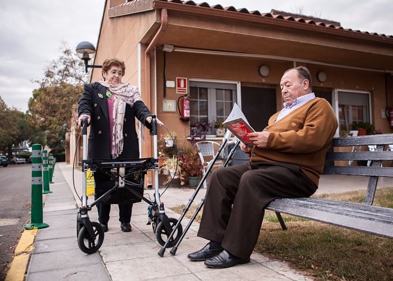 Social Media-Connected Walkers