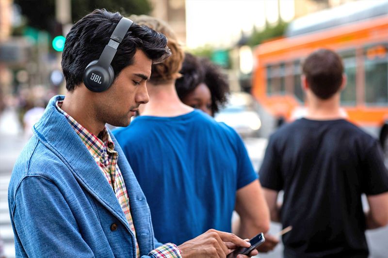 VR-Compatible Headphones