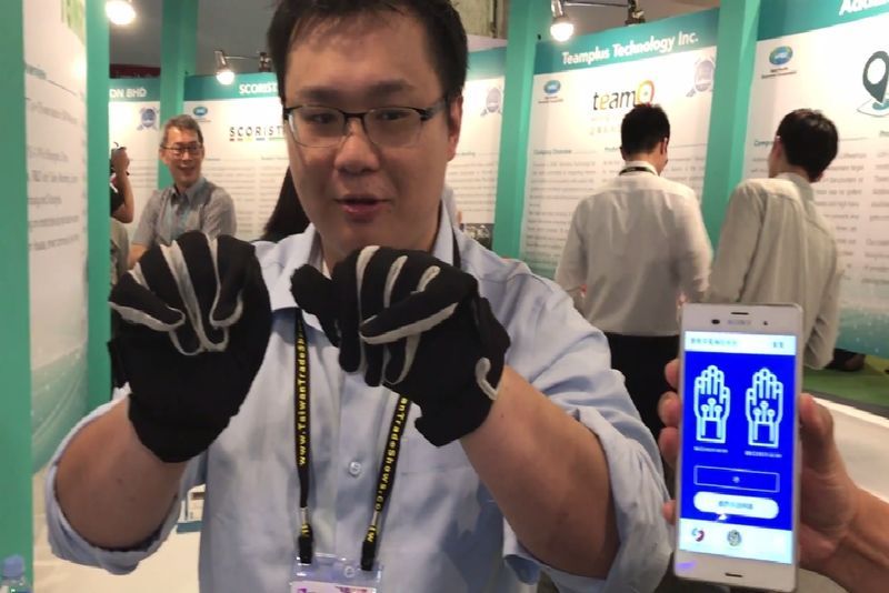 Translating Smart Gloves