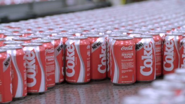 TV-Celebrating Retro Coca-Cola Cans