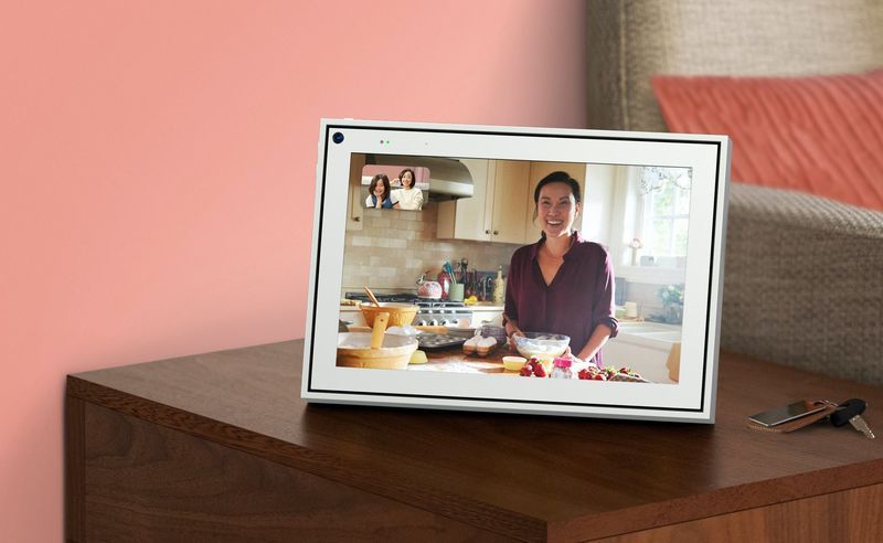 User-Tracking Video Call Displays