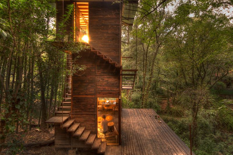 Floating Statuesque Treehouses