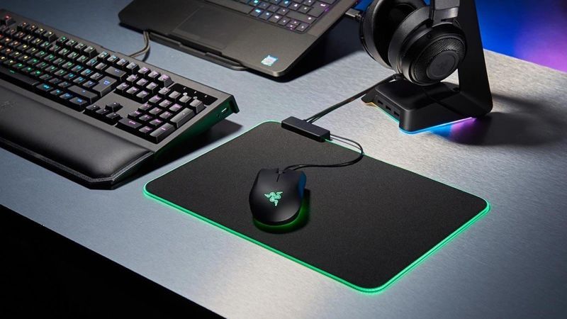 Chromatic Connected Mouse Mats