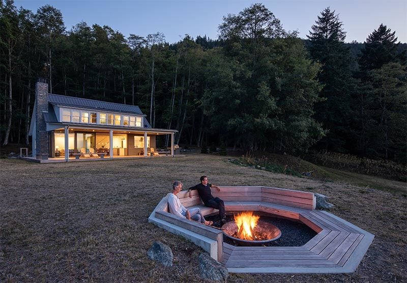 View-Accommodating Fire Pits