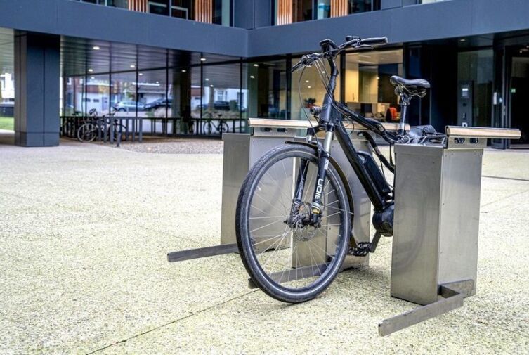 Power-Providing E-Bike Stations