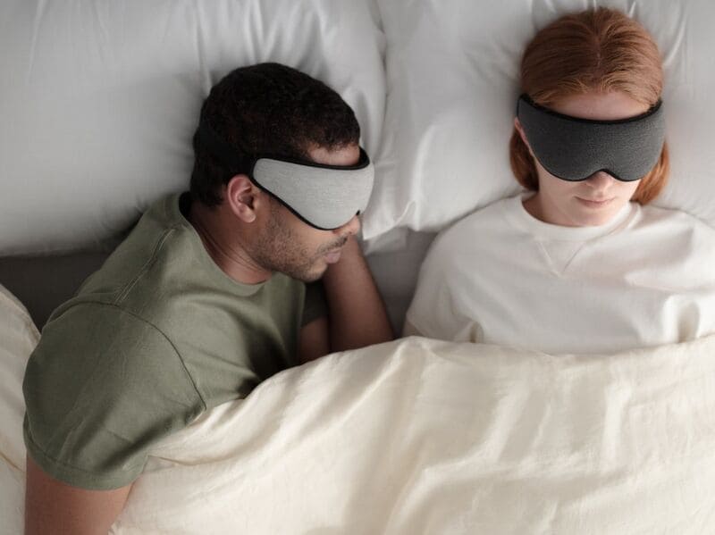 Contour-Adapting Eye Mask