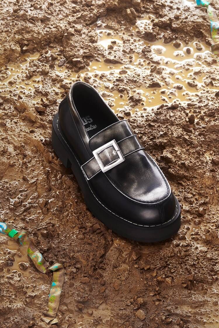 Grunge-Themed Classic Loafers