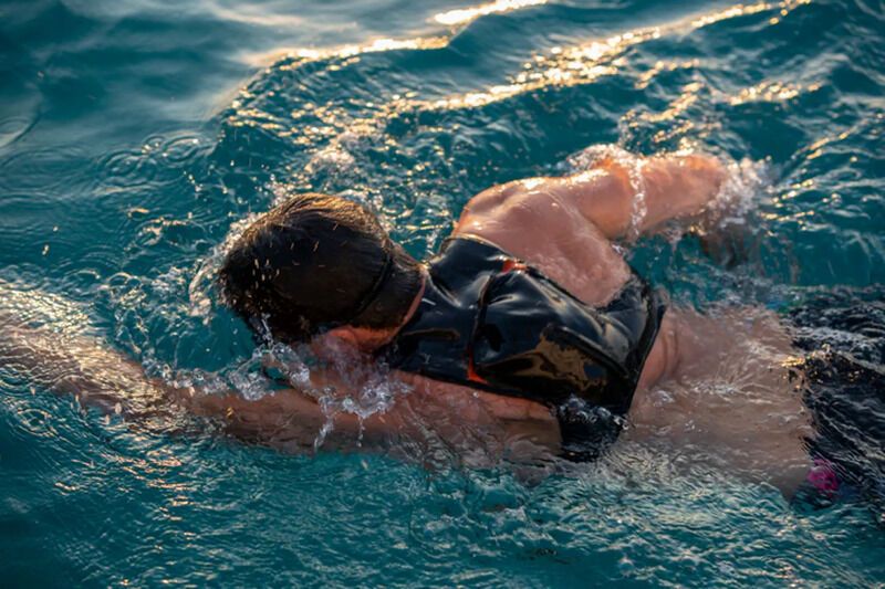 Lifesaving Swimming Vests : swimming vest