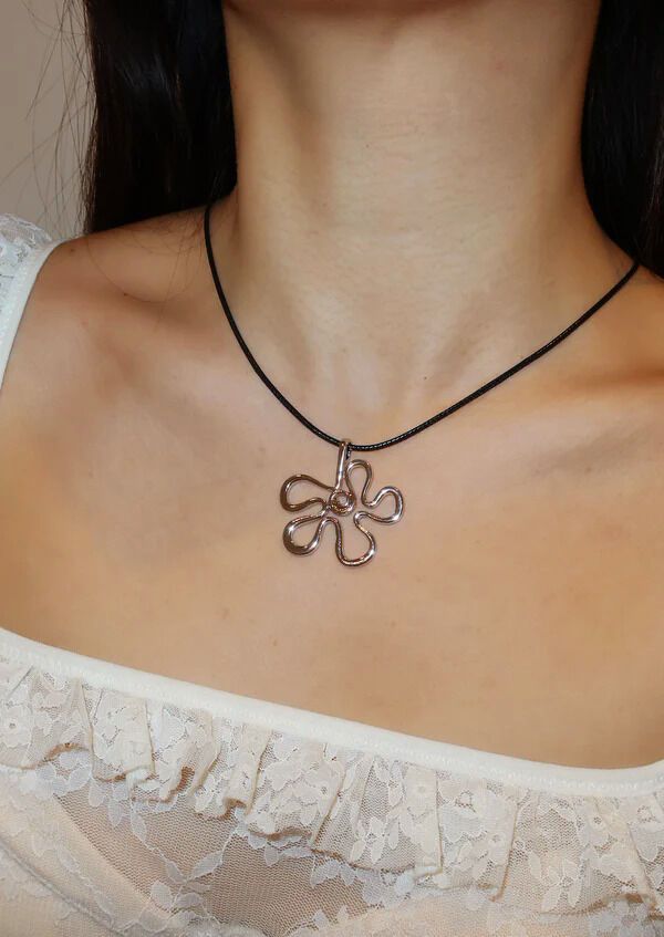 Y2K-Inspired Flower Necklaces
