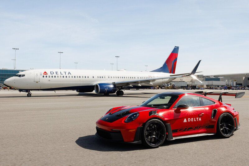 Sportwagen-Fluglinientransfers – Der Porsche-Transferservice von Delta Airlines wird bei LEX (TrendHunter.com) angeboten.