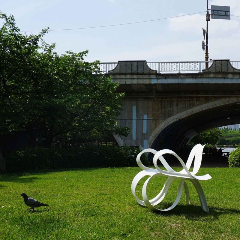 Curved Line-Formed Functional Chairs