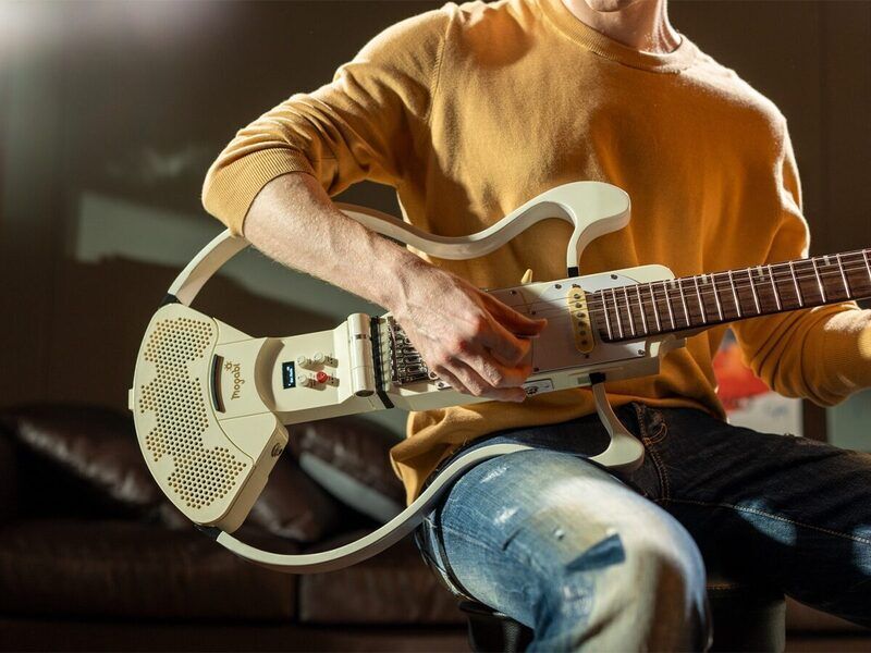 Folding Speaker-Equipped Electric Guitars